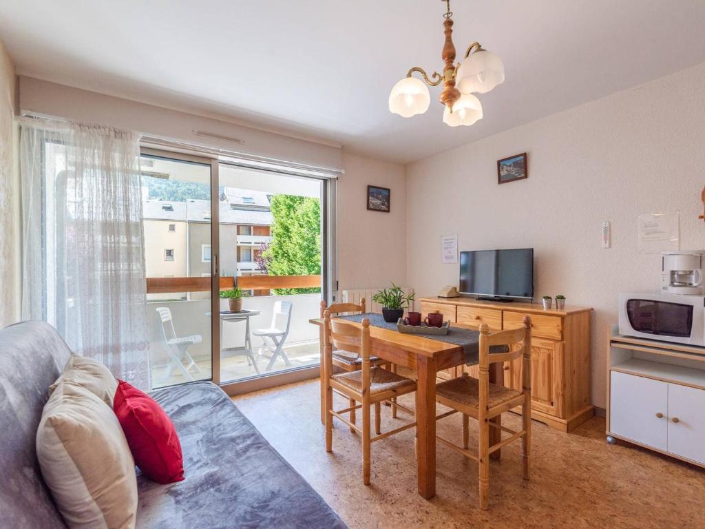 un salon avec une table de salle à manger et une cuisine dans l'établissement Appartement 4 pers avec balcon, parking et télécabine à Saint Lary Village - FR-1-296-134, à Saint-Lary-Soulan