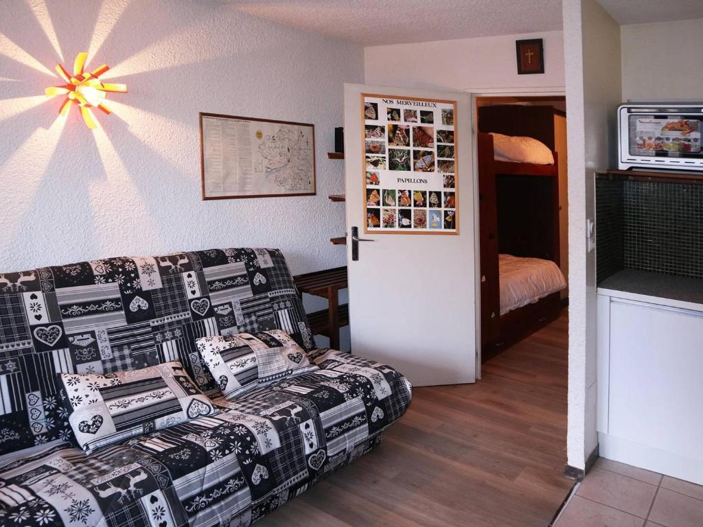 un soggiorno con divano e una camera da letto di Appartement Les Orres, 1 pièce, 4 personnes - FR-1-322-282 a Les Orres