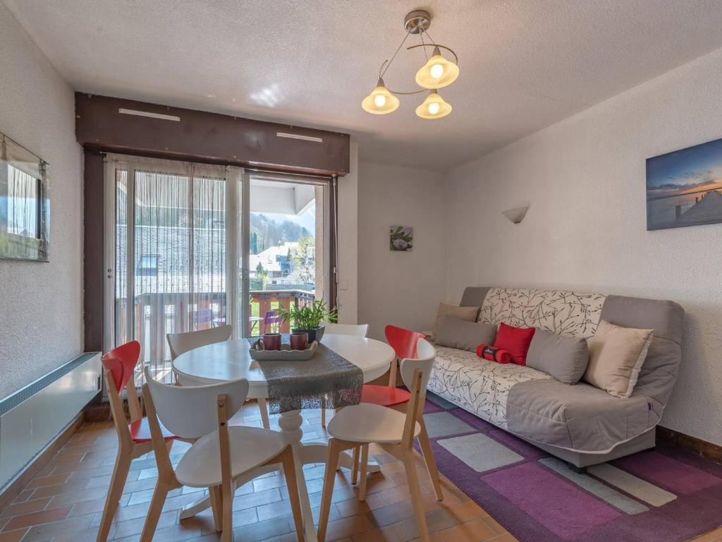 un salon avec une table et un canapé dans l'établissement Appartement confort près centre et téléphérique, balcon, parking, idéal famille - FR-1-296-127, à Saint-Lary-Soulan