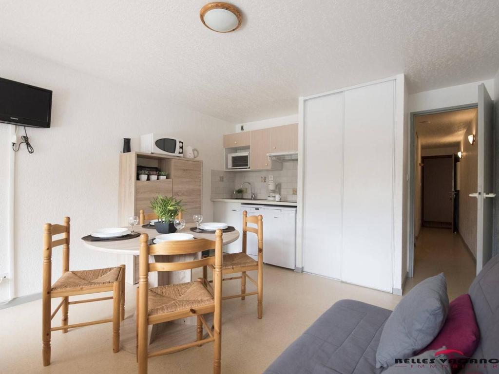 un salon avec une table et des chaises et une cuisine dans l'établissement Appartement Calme 6 Pers, Balcon, Parking Privé, Navette Gratuite - Saint Lary Soulan - FR-1-296-156, à Saint-Lary-Soulan