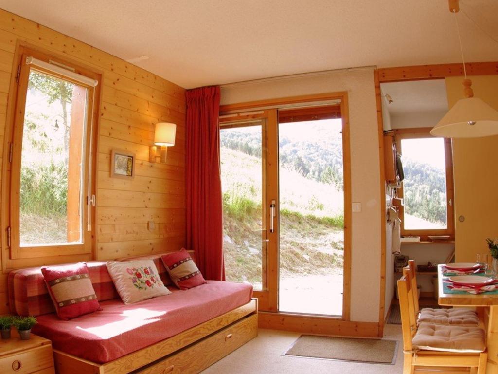a living room with a couch and a window at Appartement Valmorel, 2 pièces, 5 personnes - FR-1-291-802 in Valmorel