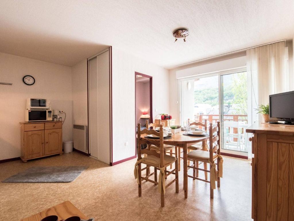 une cuisine et une salle à manger avec une table et des chaises dans l'établissement Appartement ensoleillé pour 4 pers, balcon, parking, proche thermes et téléphérique, St-Lary Village - FR-1-296-195, à Saint-Lary-Soulan