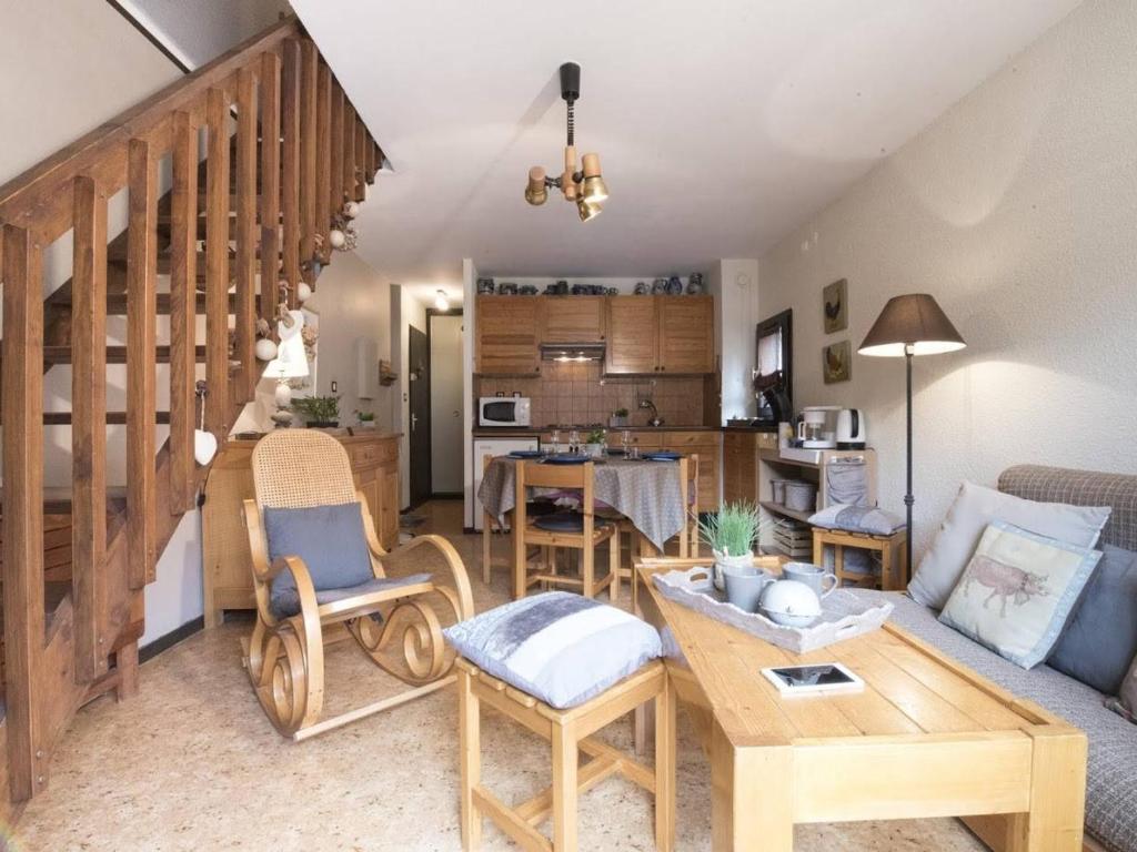 un salon avec un canapé et une table dans l'établissement Appartement T3 duplex, 4 couchages, balcon sud, proche centre & thermes, St Lary Village - FR-1-296-182, à Saint-Lary-Soulan