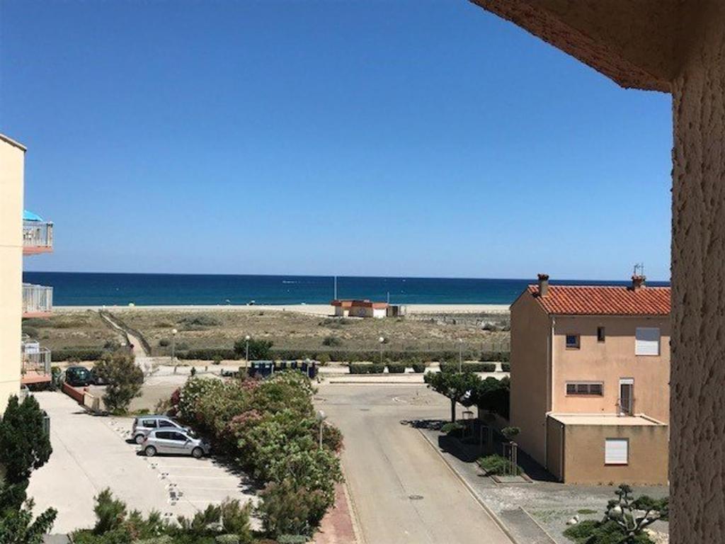 una vista de la playa desde un edificio en T2+cabine, clim, parking privé, 4 pers, Le Barcarès - FR-1-81-430, en Le Barcarès