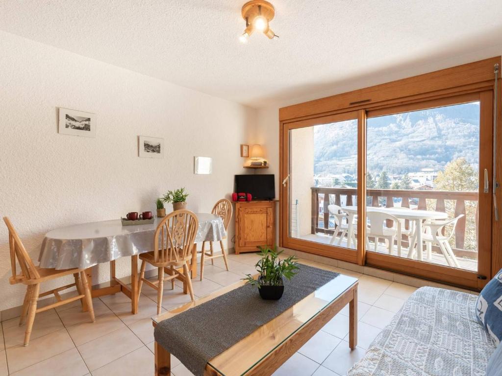 ein Wohnzimmer mit Tisch und Balkon in der Unterkunft Studio calme 4 pers avec parking, proche centre Saint Lary Soulan - FR-1-296-205 in Saint-Lary-Soulan