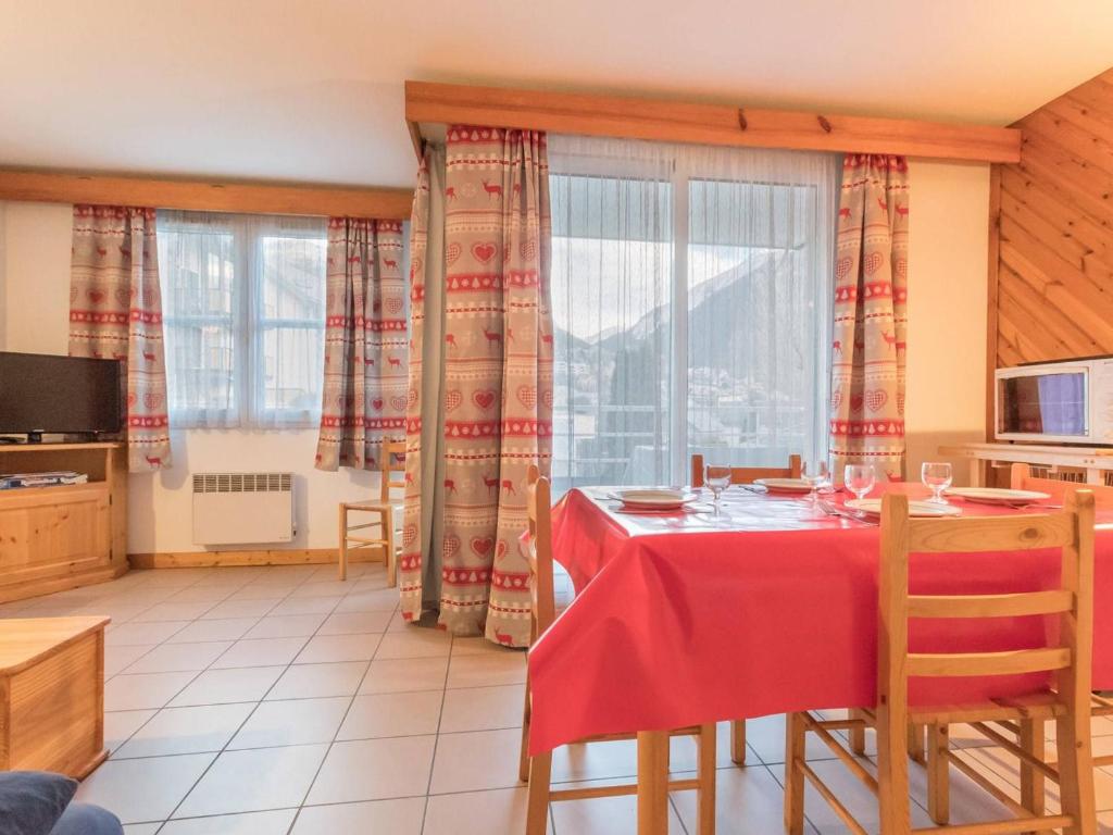 a living room with a table with a red table cloth at Appartement Briançon, 3 pièces, 6 personnes - FR-1-330C-14 in Briançon