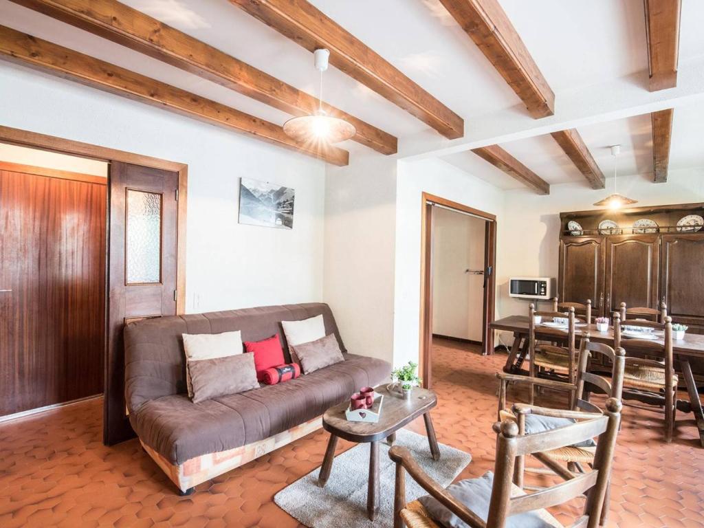 a living room with a couch and a table at Appartement Saint-Lary-Soulan, 2 pièces, 4 personnes - FR-1-296-198 in Saint-Lary-Soulan
