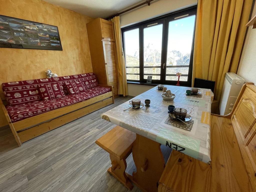 ピュイ・サン・ヴァンサンにあるAppartement Puy-Saint-Vincent, 1 pièce, 4 personnes - FR-1-330G-44のリビングルーム(テーブル、ソファ付)