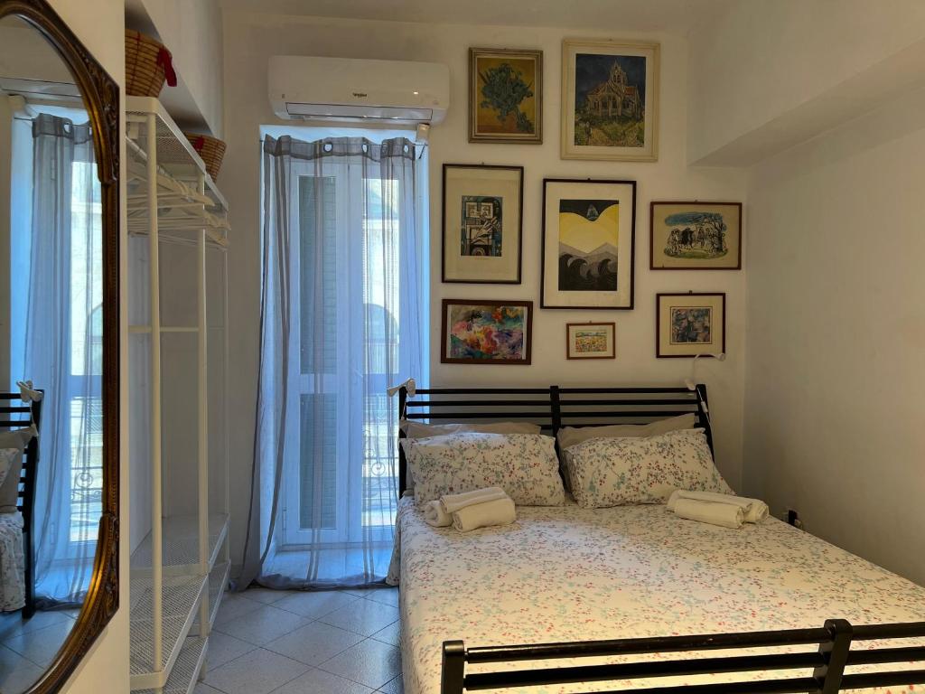 Un dormitorio con una cama y un espejo grande. en Caribú #12 HOWME, en Bari