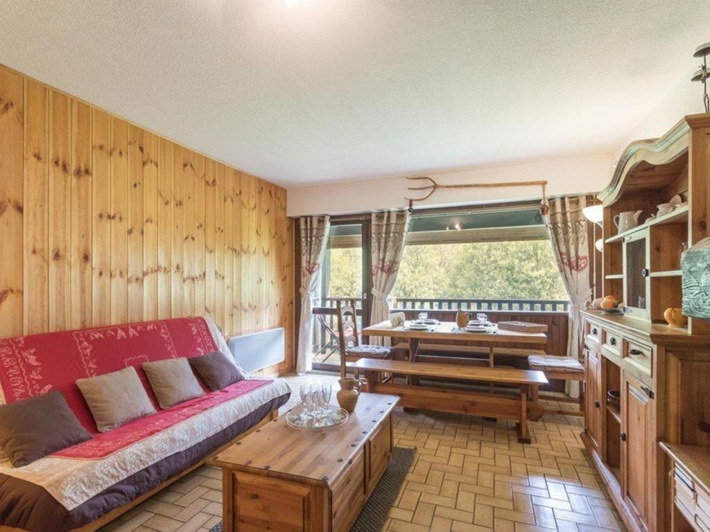 ル・モネティエ・レ・バンにあるAppartement Le Monêtier-les-Bains, 3 pièces, 6 personnes - FR-1-330F-27のリビングルーム(ソファ、テーブル付)