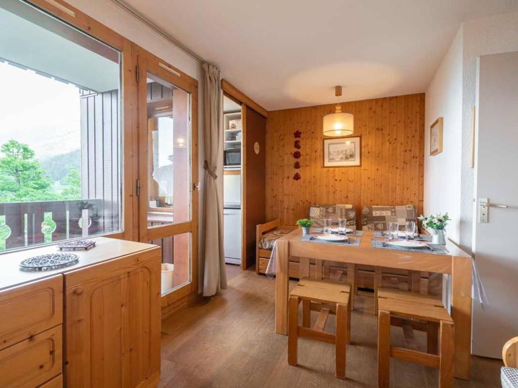 Appartement Valmorel, 2 pièces, 5 personnes - FR-1-291-796にあるレストランまたは飲食店