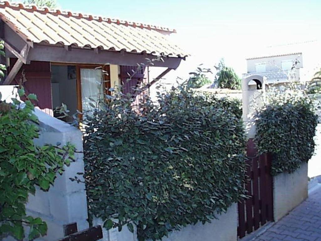 ル・バルカレスにあるVilla Port Barcarès, 3 pièces, 5 personnes - FR-1-81-414の門と茂みのある家