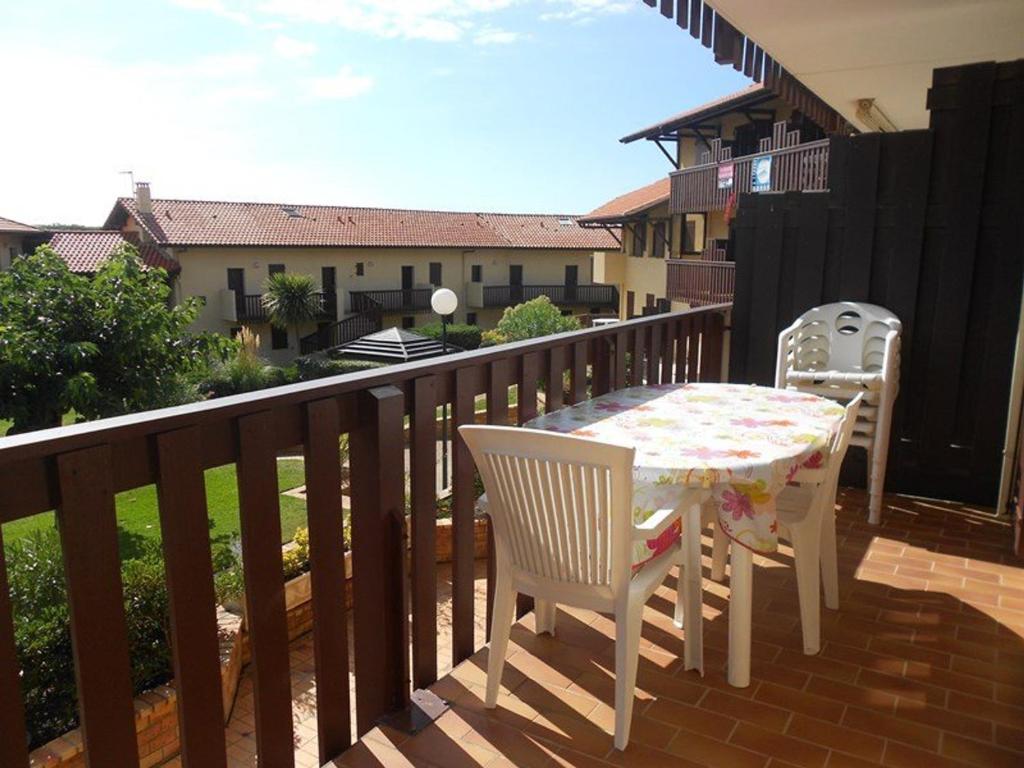 een balkon met een tafel en stoelen op een terras bij Appartement Vieux-Boucau-les-Bains, 2 pièces, 5 personnes - FR-1-379-24 in Vieux-Boucau-les-Bains