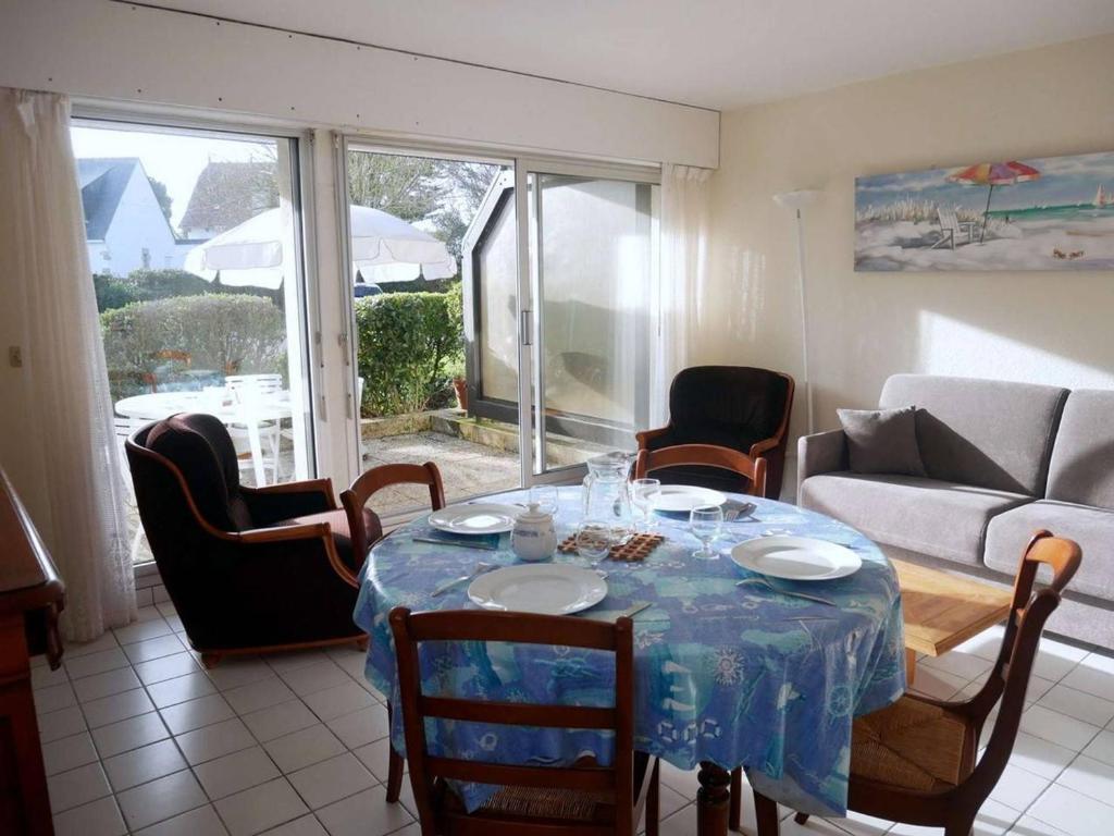 un salon avec une table, des chaises et un canapé dans l'établissement Appartement familial à Carnac, 3 pièces, 50m², Wifi, proche Grande Plage, parking, animal accepté - FR-1-477-142, à Carnac