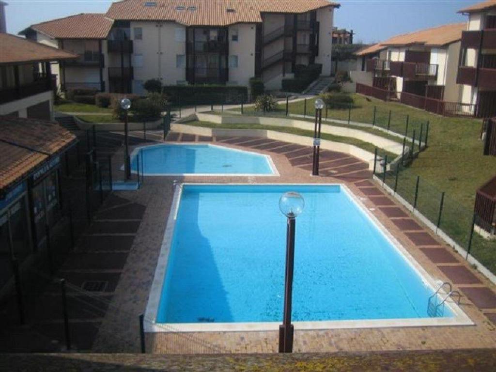 an overhead view of a large blue swimming pool at Appartement Vieux-Boucau-les-Bains, 1 pièce, 4 personnes - FR-1-379-63 in Vieux-Boucau-les-Bains