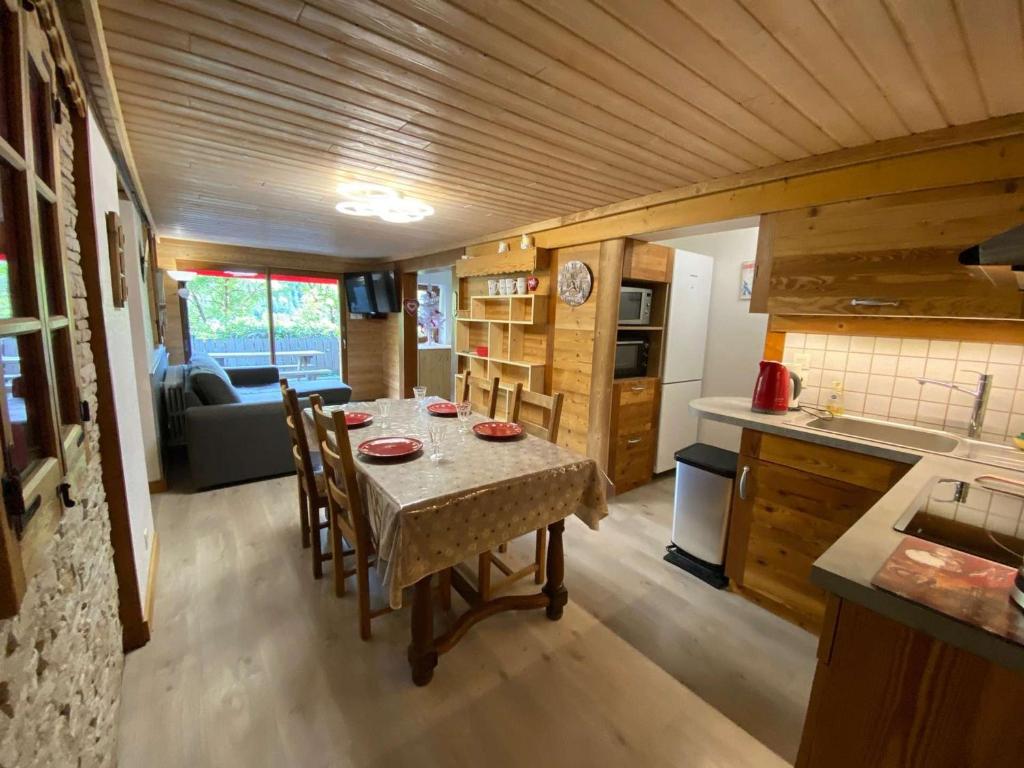 une cuisine et une salle à manger avec une table et des chaises dans l'établissement Appartement cosy 6 personnes avec grande terrasse et parking, près des activités - FR-1-241-181, au Grand-Bornand