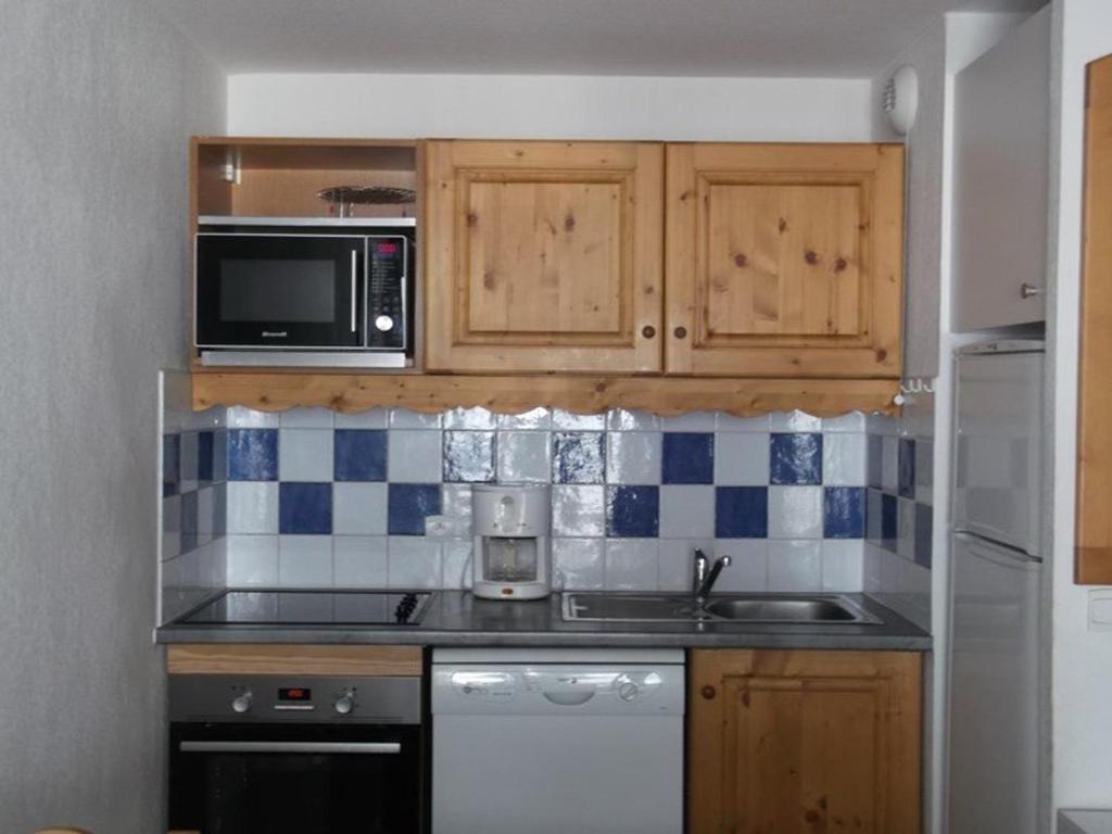 a small kitchen with a sink and a microwave at Appartement Orcières Merlette, 3 pièces, 6 personnes - FR-1-262-154 in Les Estaris