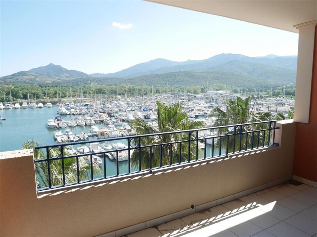 un balcon avec vue sur une marina dans l'établissement Studio cabine à 150m plage avec parking privatif - Argelès-sur-Mer - FR-1-388-22, à Argelès-sur-Mer