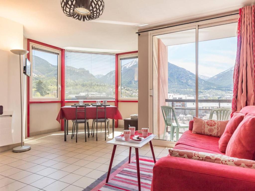 sala de estar con sofá rojo y mesa en Appartement Briançon, 2 pièces, 4 personnes - FR-1-330C-20, en Briançon