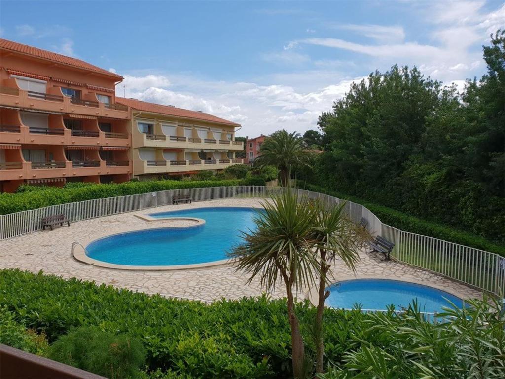 una piscina en un patio junto a un edificio en Appartement Argelès-sur-Mer, 3 pièces, 6 personnes - FR-1-388-83 en Argelès-sur-Mer