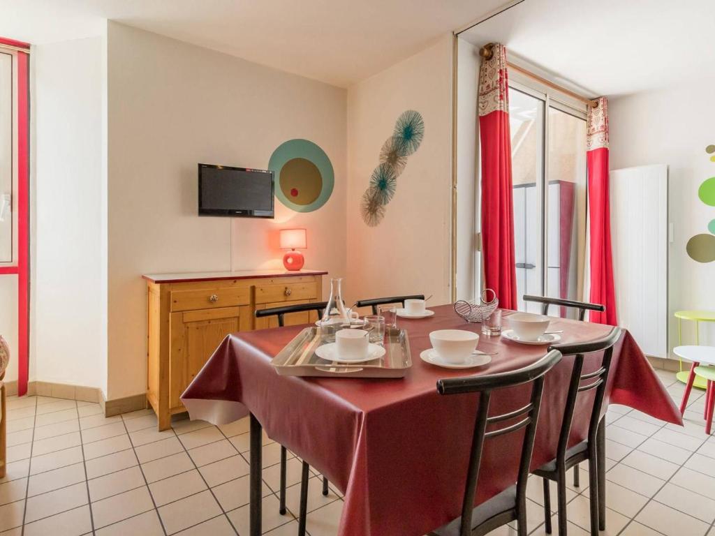 comedor con mesa y mantel rojo en Appartement Briançon, 2 pièces, 6 personnes - FR-1-330C-13 en Briançon