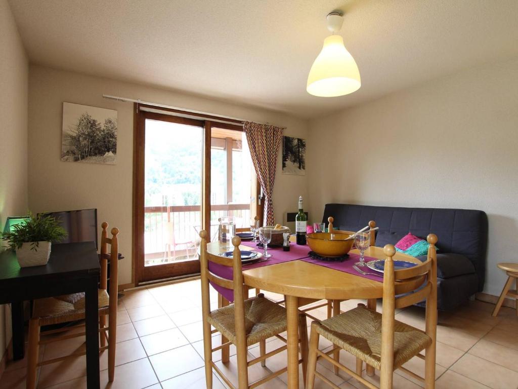 a living room with a table and a couch at Appartement La Salle-les-Alpes, 3 pièces, 7 personnes - FR-1-330F-22 in Serre Chevalier