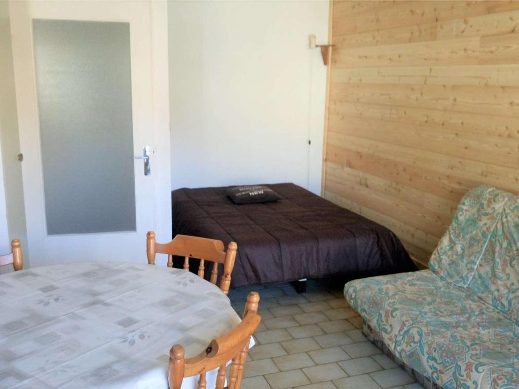 Zimmer mit einem Tisch, einem Bett und einem Stuhl in der Unterkunft Studio cosy 2/3 pers au cœur de Briançon, proche centre-ville et télécabine - FR-1-330C-42 in Briançon
