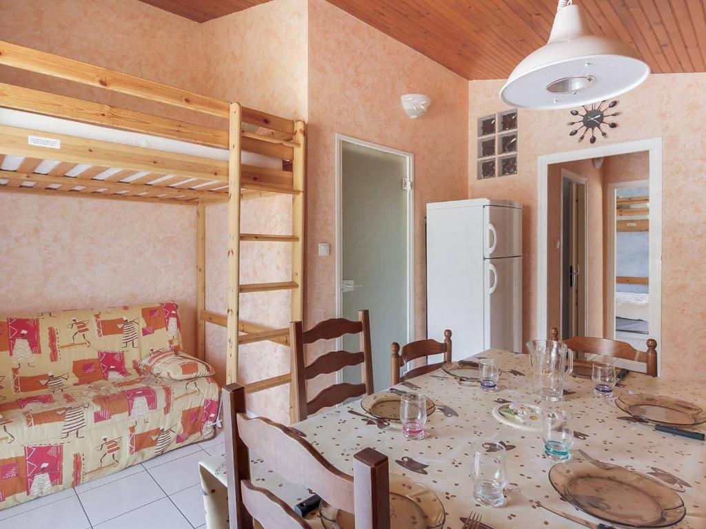 a dining room with a table and a bunk bed at Appartement 2 pièces, 6 pers, pied des pistes, cosy - FR-1-404-53 in La Mongie