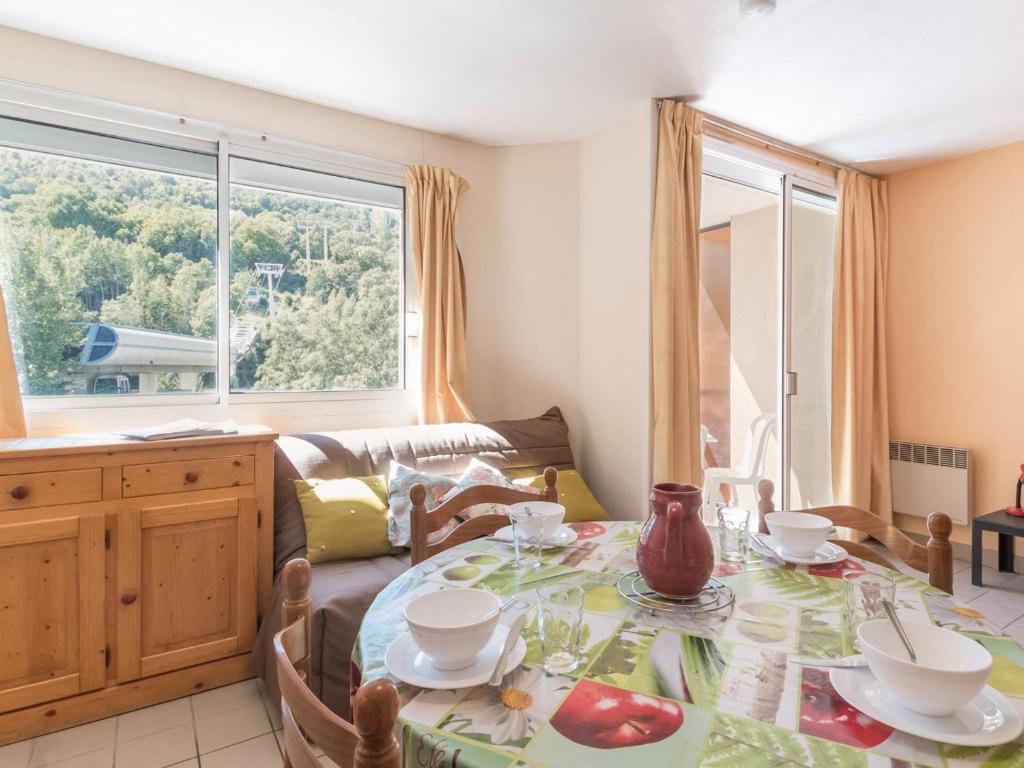 Appartement Briançon, 1 pièce, 4 personnes - FR-1-330C-49 في بريانسو: غرفة معيشة مع طاولة وأريكة