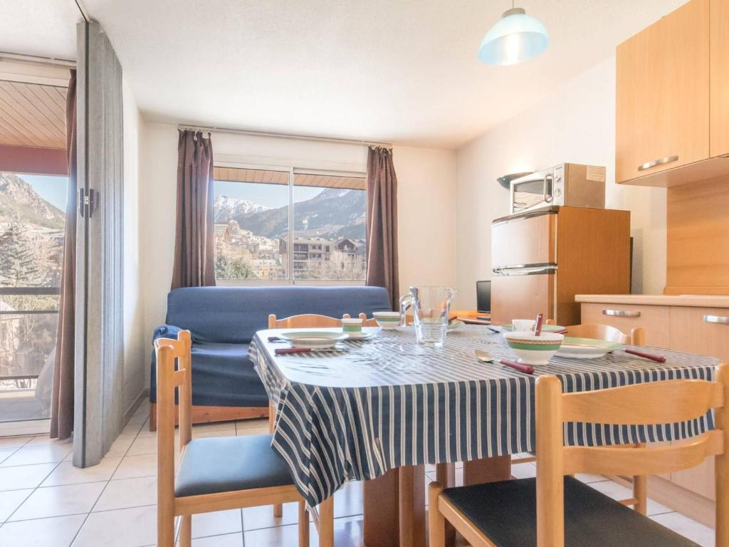 cocina y comedor con mesa y sillas en Appartement Briançon, 2 pièces, 5 personnes - FR-1-330C-22 en Briançon