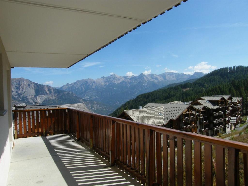 a balcony with a view of the mountains at Appartement Puy-Saint-Vincent, 2 pièces, 6 personnes - FR-1-330G-95 in Puy-Saint-Vincent