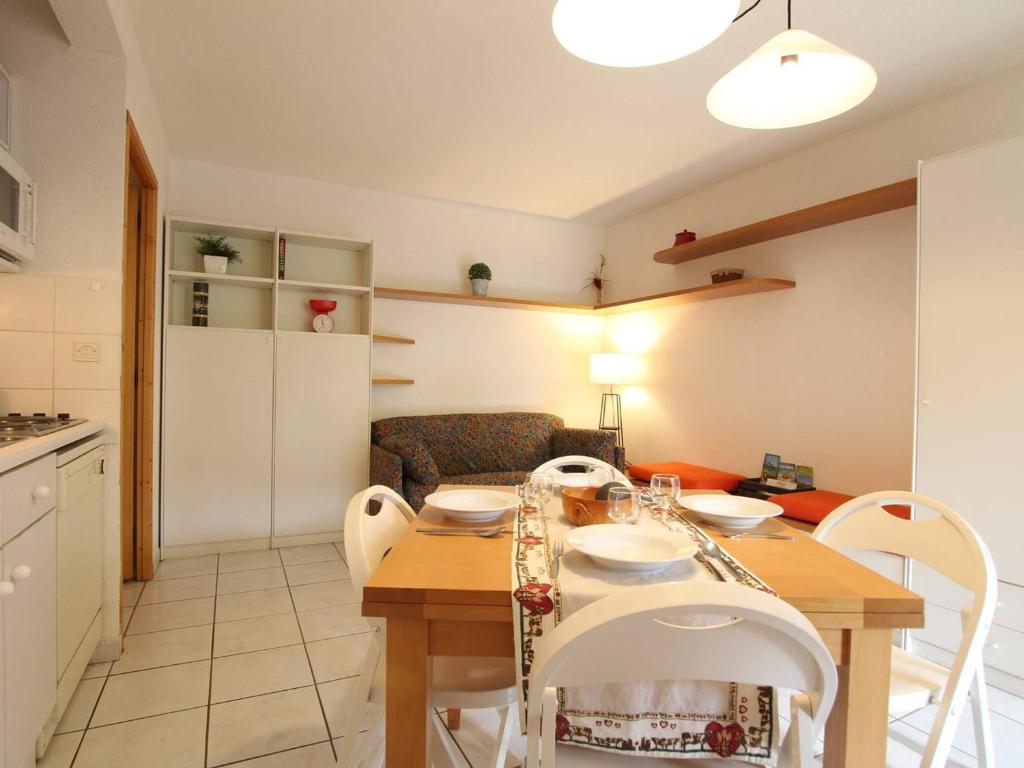 une cuisine et une salle à manger avec une table et des chaises dans l'établissement Studio 4 pers à 350m des remontées mécaniques - La Salle-les-Alpes - FR-1-330F-127, à Serre Chevalier