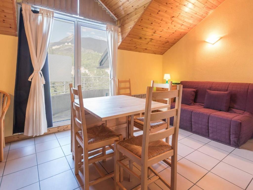 ブリアンソンにあるAppartement Briançon, 1 pièce, 3 personnes - FR-1-330C-38のダイニングルーム(テーブル、椅子、ソファ付)