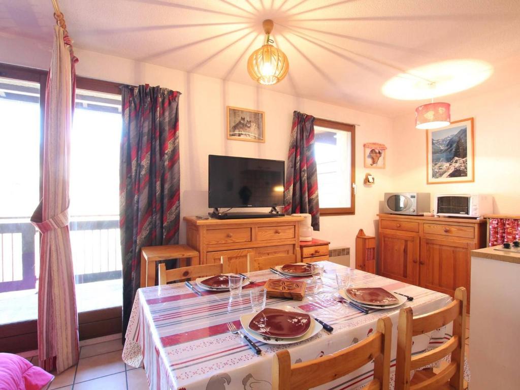 ブリアンソンにあるAppartement Briançon, 1 pièce, 4 personnes - FR-1-330C-40のダイニングルーム(テーブル、テレビ付)