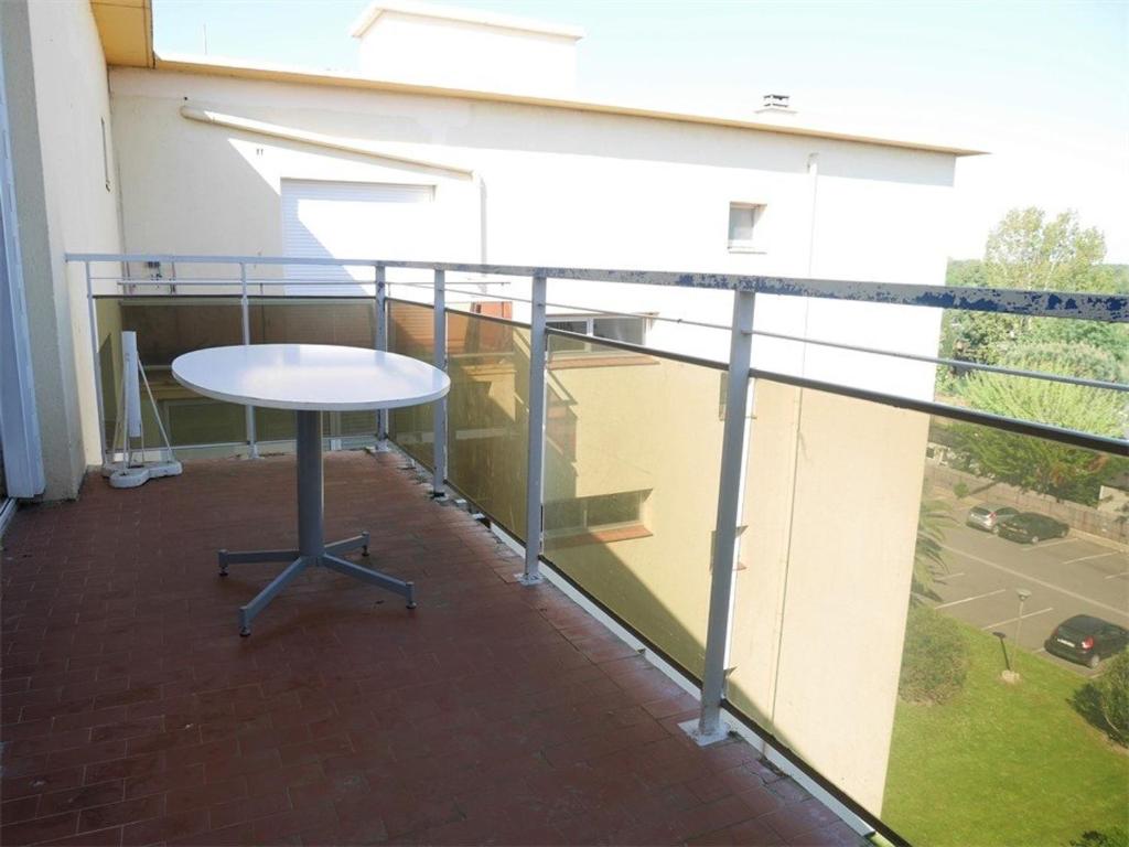 een tafel op het balkon van een gebouw bij Studio Argelès-sur-Mer, 1 pièce, 3 personnes - FR-1-388-60 in Argelès-sur-Mer