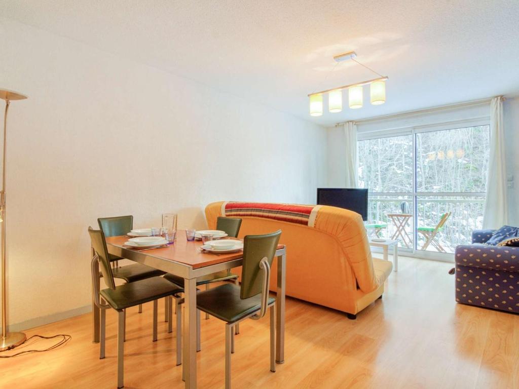 uma sala de estar com uma mesa e um sofá em Appartement Barèges, 2 pièces, 6 personnes - FR-1-403-17 em Barèges