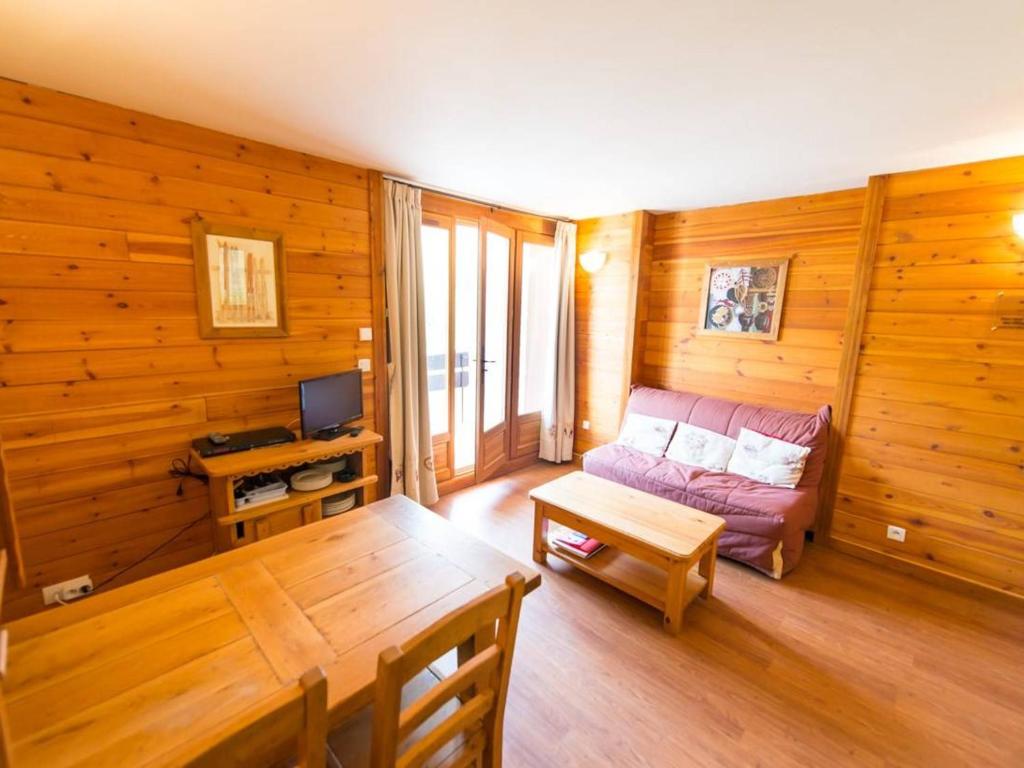 セレ・シュヴァリエにあるAppartement La Salle-les-Alpes, 1 pièce, 4 personnes - FR-1-330F-120のリビングルーム(ソファ、テーブル付)