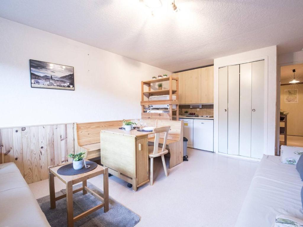 Il comprend un salon avec un bureau et une cuisine. dans l'établissement Appartement cosy proche centre, navette et téléphérique - FR-1-296-246, à Saint-Lary-Soulan