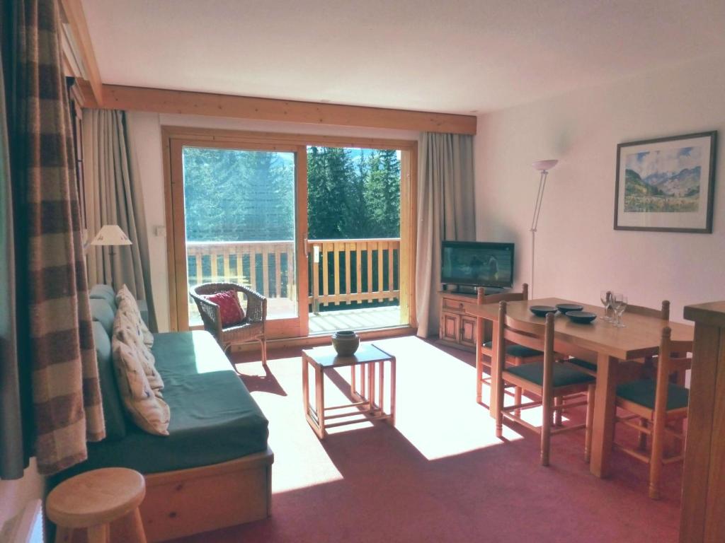 un salon avec une table et une salle à manger dans l'établissement Appartement 2 pièces + cabine pour 6 pers, Méribel Altiport, pied des pistes et golf, parking inclus - FR-1-411-9, à Les Allues