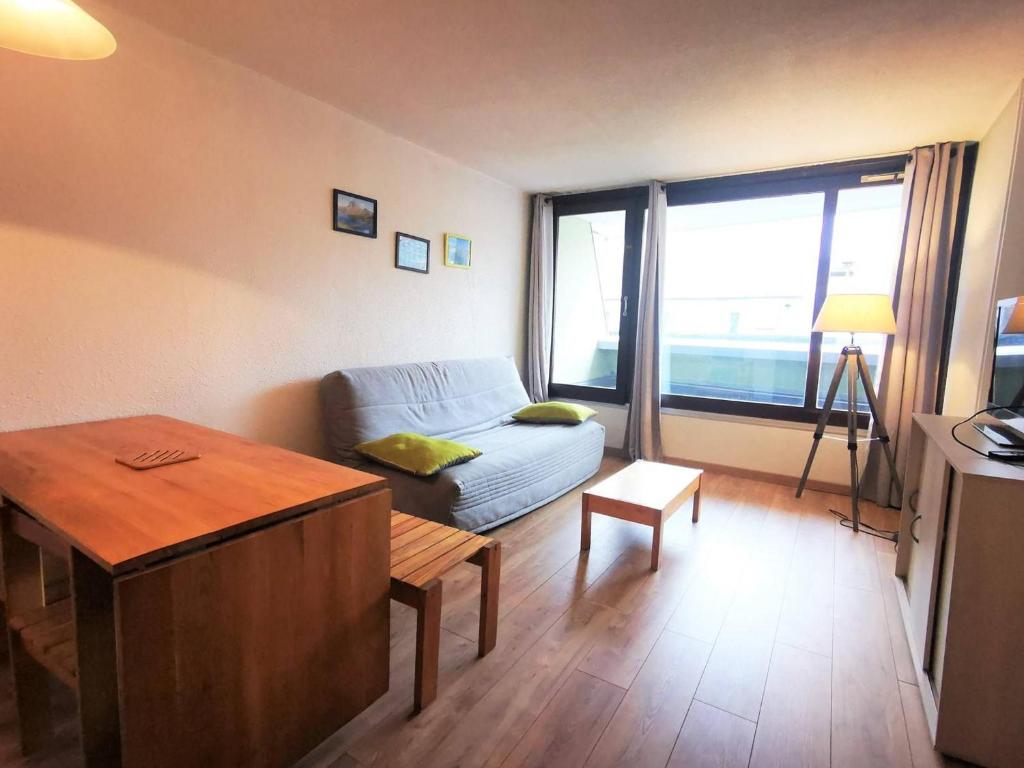 un salon avec un canapé et une table dans l'établissement Studio cabine 6 personnes avec balcon à La Mongie, près des pistes - FR-1-404-72, à La Mongie