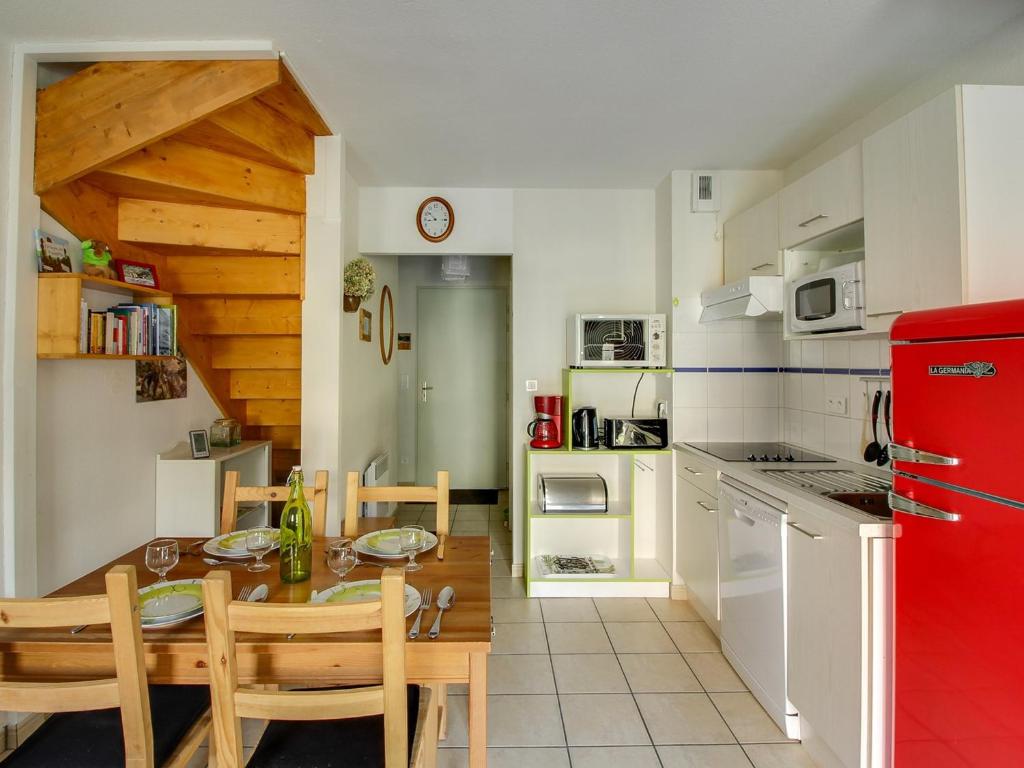 Appartement Cauterets, 3 pièces, 5 personnes - FR-1-401-38にあるキッチンまたは簡易キッチン