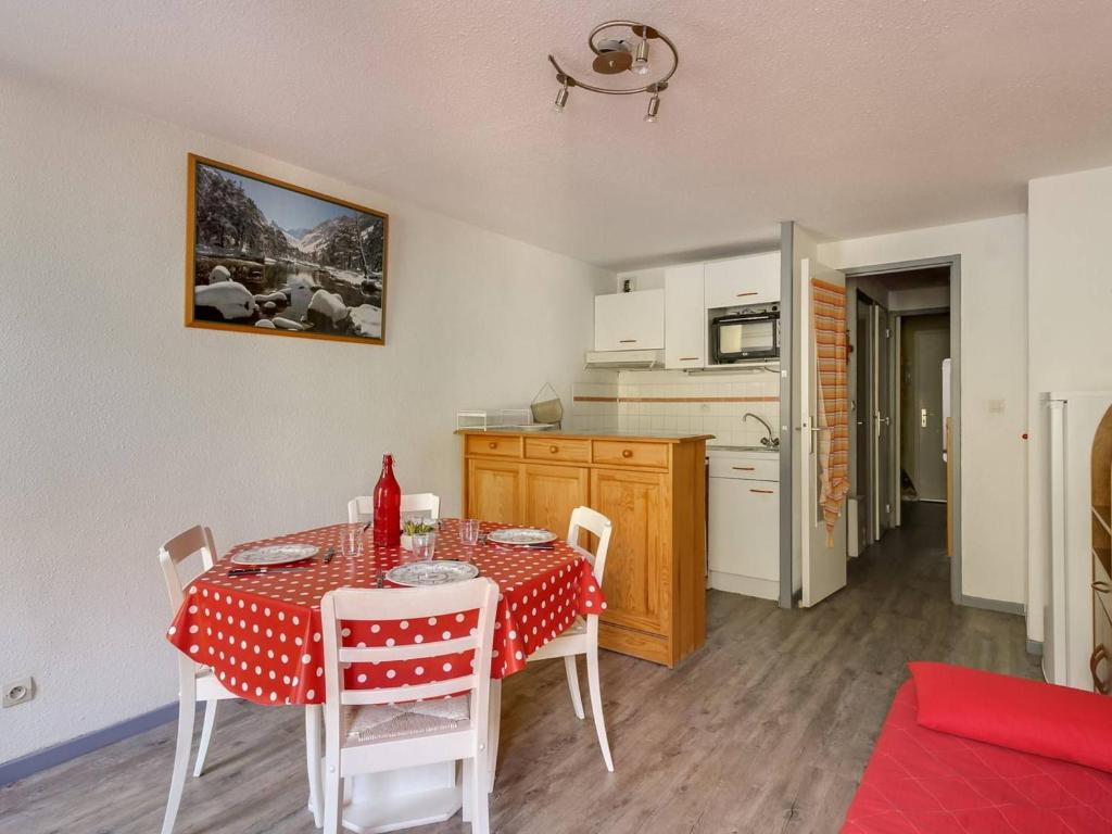 Una cocina y un comedor con mesa y sillas. en Studio cabine 6 pers, idéal montagne, ascenseur, ski, parking, animaux admis - FR-1-403-12, en Barèges