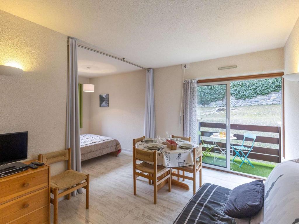 - un salon avec une table à manger et une chambre dans l'établissement Appartement cosy à Cauterets, 4 pers, 1 ch, balcon, proche télécabine et centre - FR-1-401-41, à Cauterets
