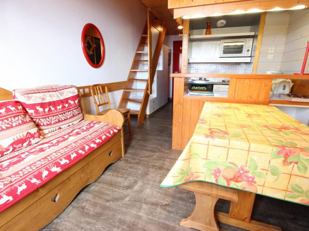um pequeno quarto com uma cama e uma cozinha em Appartement Peisey-Vallandry, 2 pièces, 6 personnes - FR-1-411-83 em Landry
