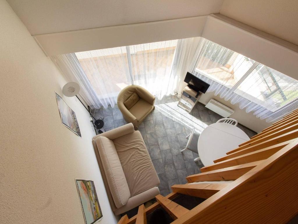 an overhead view of a living room with a staircase at Appartement mezzanine 4 personnes, cuisine équipée - FR-1-400-49 in Gourette