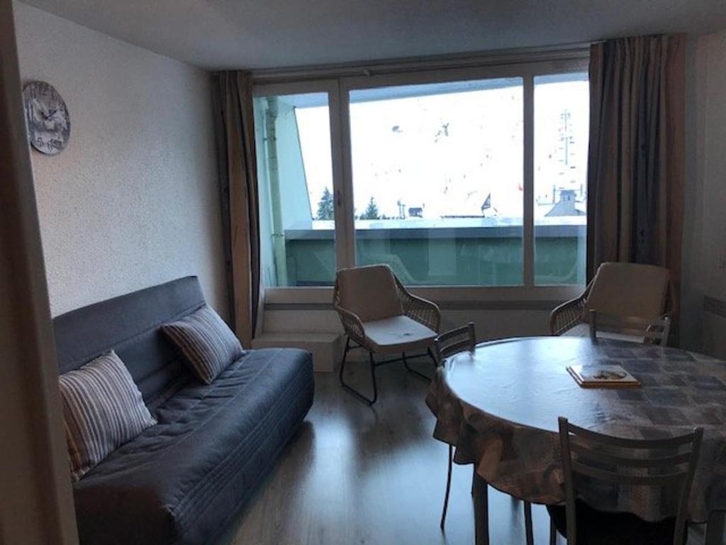 a living room with a couch and a table at Appartement 6 pers., 1 ch. avec balcon. 100m des pistes! - FR-1-404-122 in La Mongie