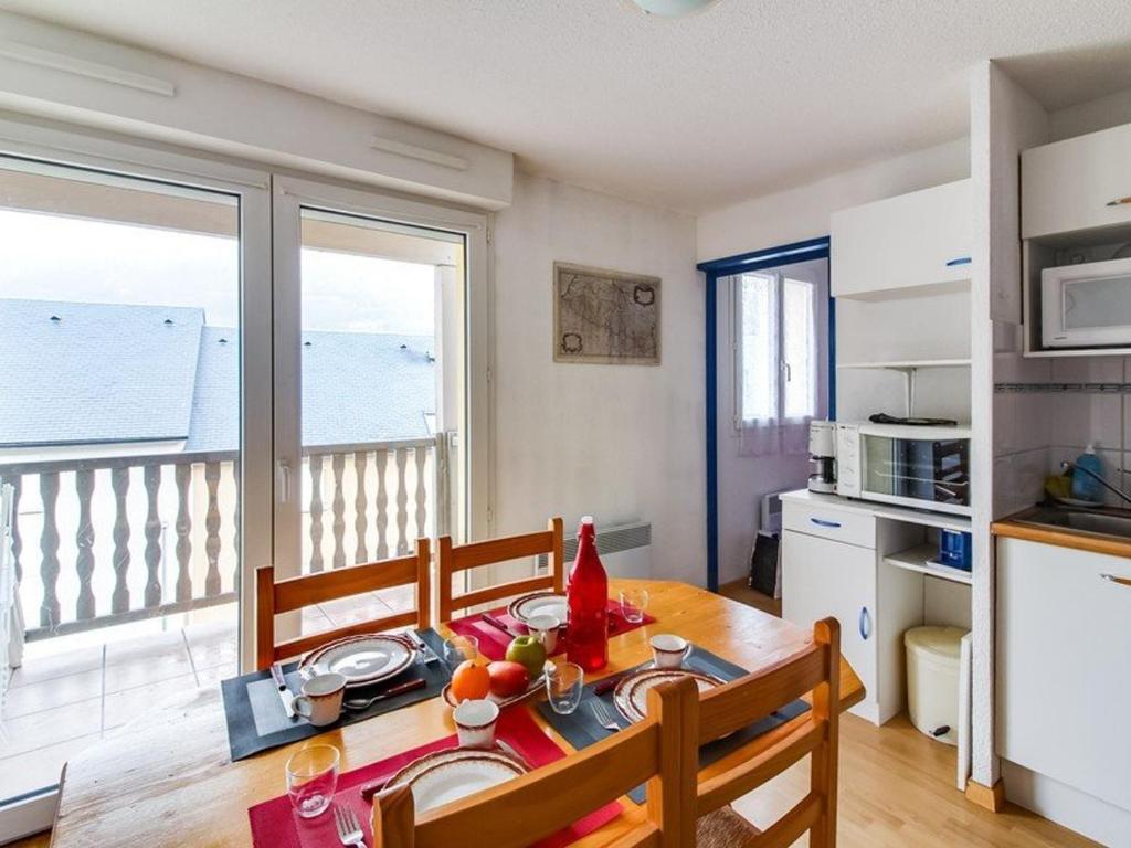 Esquièze - SèreにあるAppartement Esquièze-Sère, 2 pièces, 4 personnes - FR-1-402-23の海の景色を望むキッチン(ダイニングテーブル付)