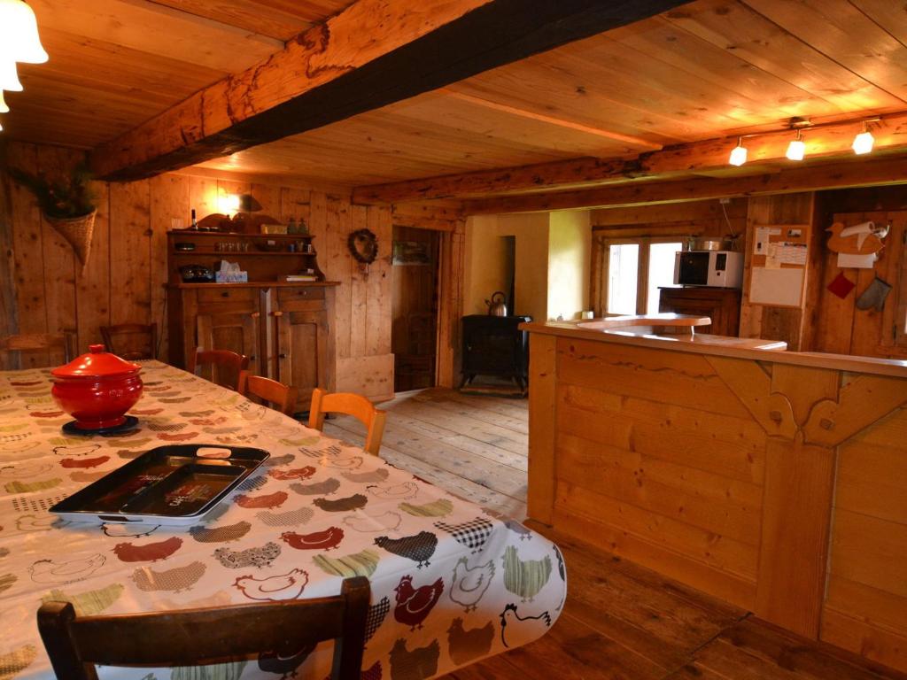 a dining room with a table and a kitchen at Appartement Notre-Dame-de-Bellecombe, 5 pièces, 8 personnes - FR-1-505-46 in Notre-Dame-de-Bellecombe