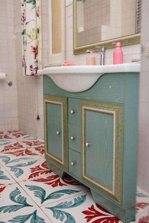 A bathroom at Delfini Trevi House