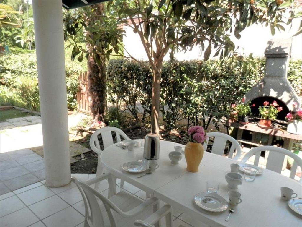 スーストンにあるVilla Soustons, 2 pièces, 4 personnes - FR-1-379-72の白いテーブル(白い椅子付)、暖炉